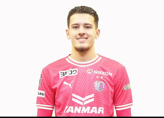 Pemain timnas Indonesia, Justin Hubner resmi berseragam Cerezo Osaka.