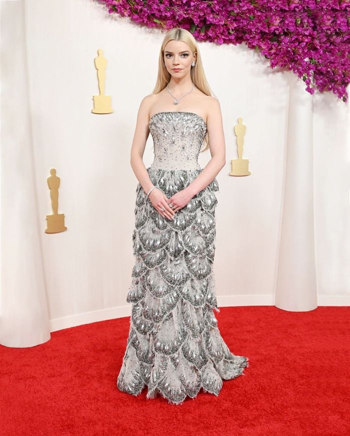 Anya Taylor Joy di red carpet Oscars 2024.