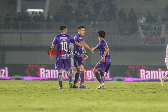 Ramiro Ezequiel Fergonzi (tengah) sedang melakukan selebrasi seusai mencetak gol dalam laga pekan ke-29 Liga 1 2023 antara Persita Tangerang versus Arema FC di Stadion Indomilk Arena, Tangerang, Banten, Rabu (13/3/2024) malam.