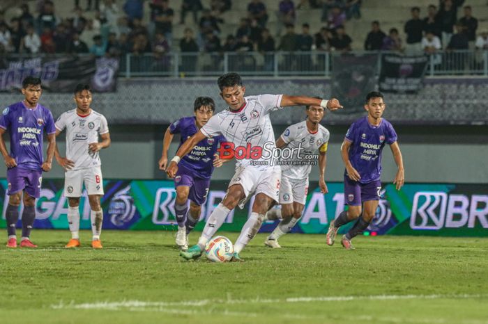 Dedik Setiawan sedang menendang penalti dalam laga pekan ke-29 Liga 1 2023 antara Persita Tangerang versus Arema FC di Stadion Indomilk Arena, Tangerang, Banten, Rabu (13/3/2024) malam.