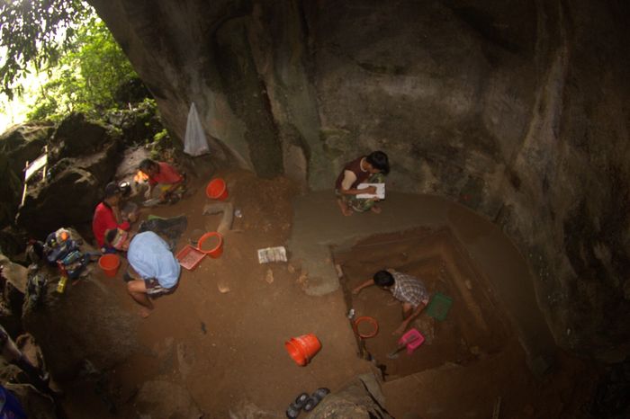 Proses ekskavasi oleh tim penelitian 2016-2019 di Gua Mesiu, salah satu gua di kawasan karst Bukit Bulan.