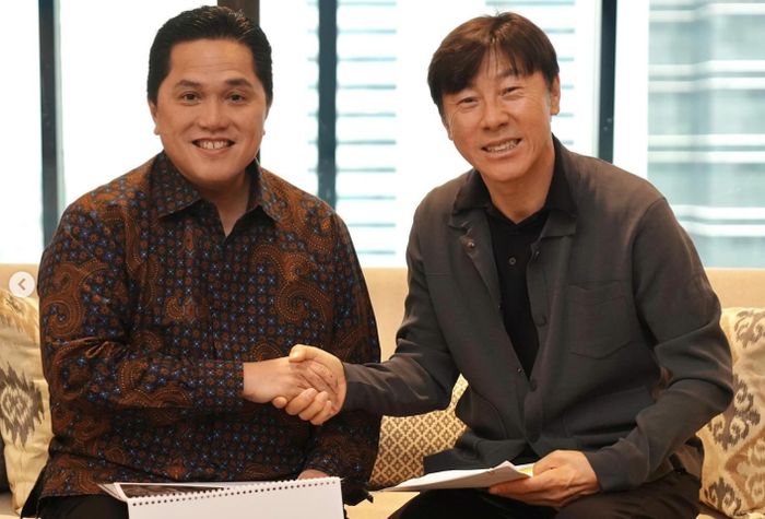 Ketua Umum PSSI Erick Thohir bertemu pelatih timnas Indonesia Shin Tae-yong.
