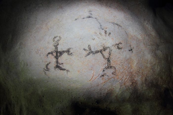 Untuk pertama kalinya terdapat lukisan cadas antropomorfik di Sumatra. Lukisan ini berada di Gua Mesiu di kawasan karst Bukit Bulan. Biasanya gua yang pernah dihidupi manusia prasejarah di Sumatra memiliki lukisan cadas bermotif geometris saja.