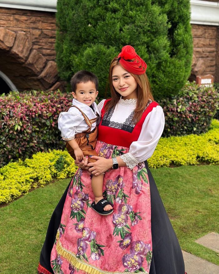 Potret Nathalie dan baby Adzam kenakan baju Belanda.