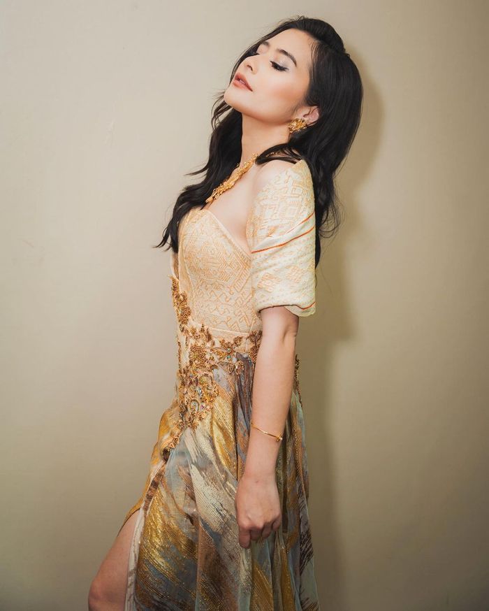 Prilly Latuconsina dalam balutan gaun emas nan mewah.