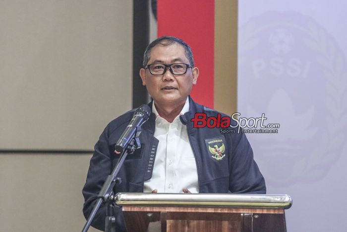 Anggota Komite Ekskutif (Exco) PSSI, Sumardji, sedang memberikan keterangan kepada awak media di Menara Danareksa, Gambir, Jakarta Pusat, Kamis (14/3/2024) siang.