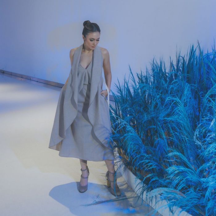 Wulan Guritno dalam balutan backless dress abu-abu.