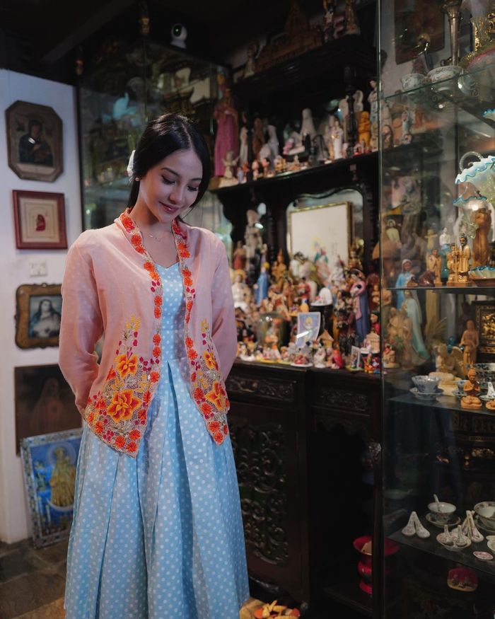 OOTD Anya Geraldine kenakan kebaya dan dress.