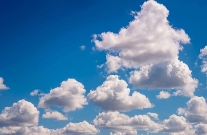 Ilustrasi arti mimpi awan putih 