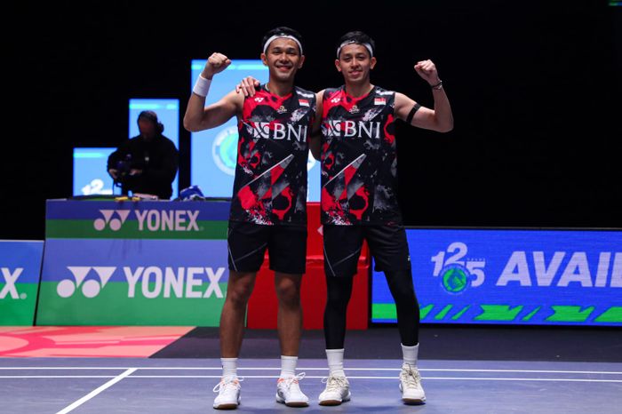 Ganda putra Indonesia, Fajar Alfian/Muhammad Rian Ardianto berpose usai memenangi perempat final All England Open 2024