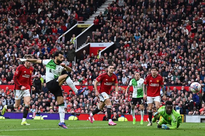 Mohamed Salah mencetak gol untuk Liverpool ke gawang Man United pada laga Piala FA di Old Trafford (17/3/2024).