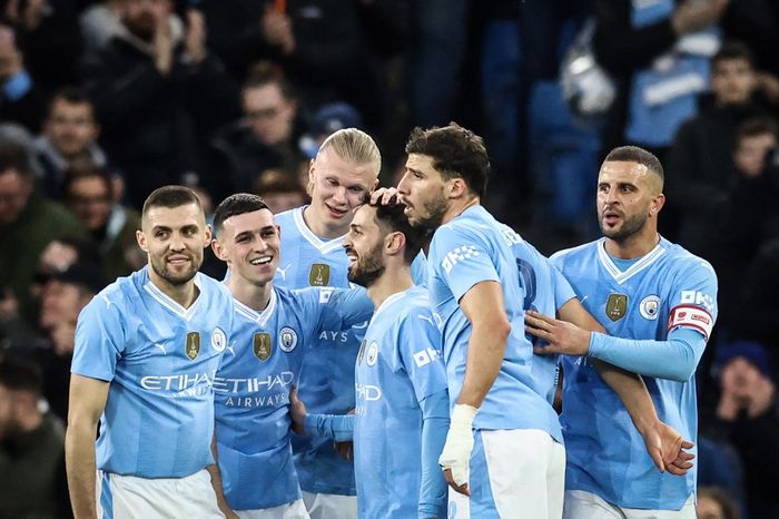 Nottingham Forest menjadi korban sanksi pemotongan poin yang kedua di Liga Inggris, sementara publik masih menunggu kepastian sidang untuk Man City.