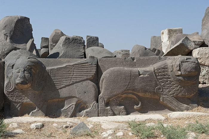 Figur pahatan di Kuil Ain Dara bagian depan berupa sphinx (kiri) dan singa (kanan). Foto ini diambil pada 2010, sebelum serangan Angkatan Udara Turki 2018.