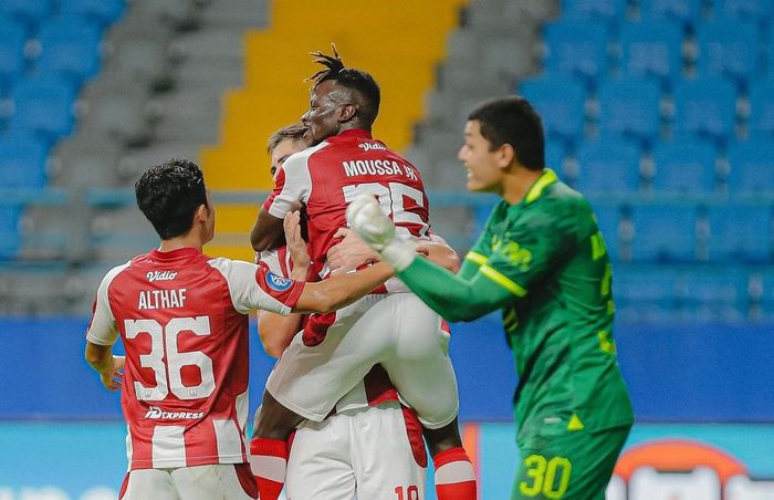 Selebrasi pemain Persis Solo, Moussa Sidibe, usai mencetak gol ke gawang PSIS Semarang dalam derbi Jawa Tengah di Liga 1 2023/2024.