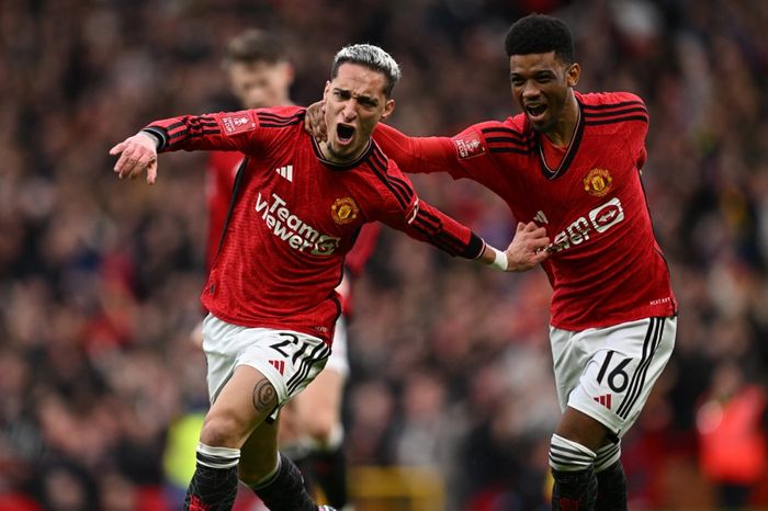 Antony (kiri) dan Amad Diallo, dua penyumbang gol penentu kelolosan Man United ke semifinal Piala FA dengan mendepak Liverpool di Old Trafford (17/2/2024). Hasil drawing mempertemukan United dengan Coventry City di semifinal.