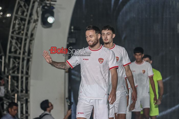 Marc Klok sedang tampil cat walk dalam peluncuran jersey baru timnas Indonesia di Bengkel Space, SCBD, Jakarta Pusat, Senin (18/3/2024). 