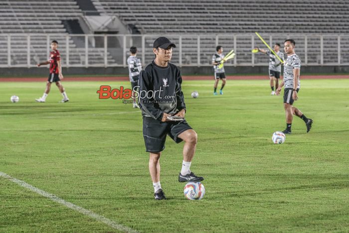 Pelatih timnas Indonesia, Shin Tae-yong, sedang memantau para pemainnya berlatih di Stadion Madya, Senayan, Jakarta, Senin (18/1/2024) malam.