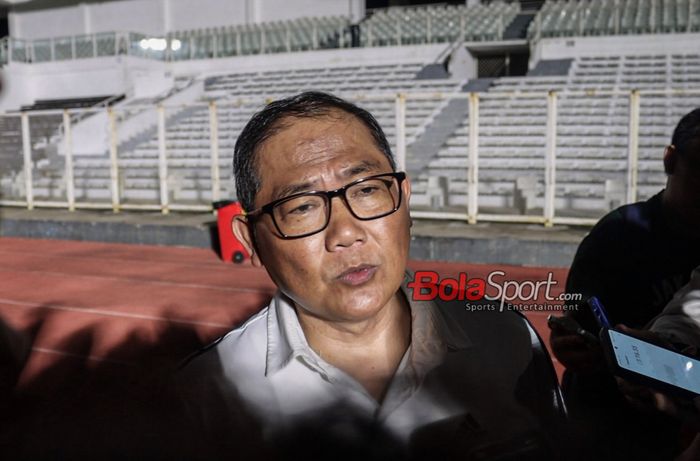 Kepala Badan Tim Nasional Indonesia dan Anggota Komite Eksekutif (Exco) PSSI, Sumardji, sedang memberikan keterangan kepada awak media di Stadion Madya, Senayan, Jakarta, Senin (18/1/2024) malam.