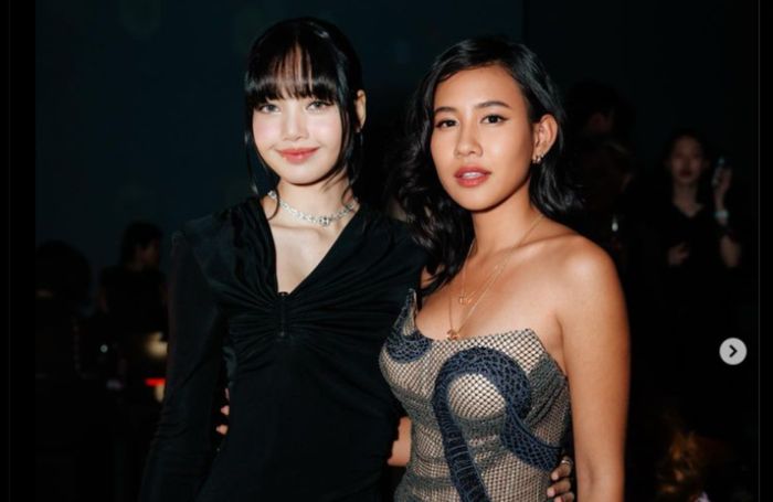 Shenina Cinnamon bersama Lisa BLACKPINK