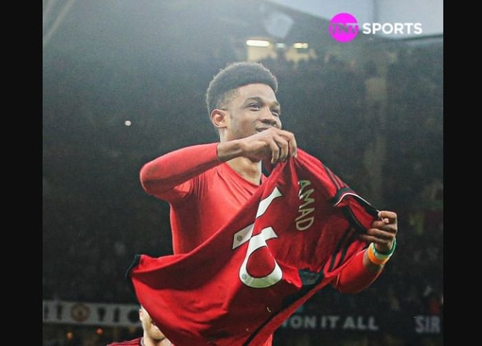 Amad Diallo, penentu kelolosan Man United ke semifinal Piala FA dengan mendepak Liverpool di Old Trafford (17/3/2024). Diallo dikartu merah usai merayakan gol dengan membuka jersei.