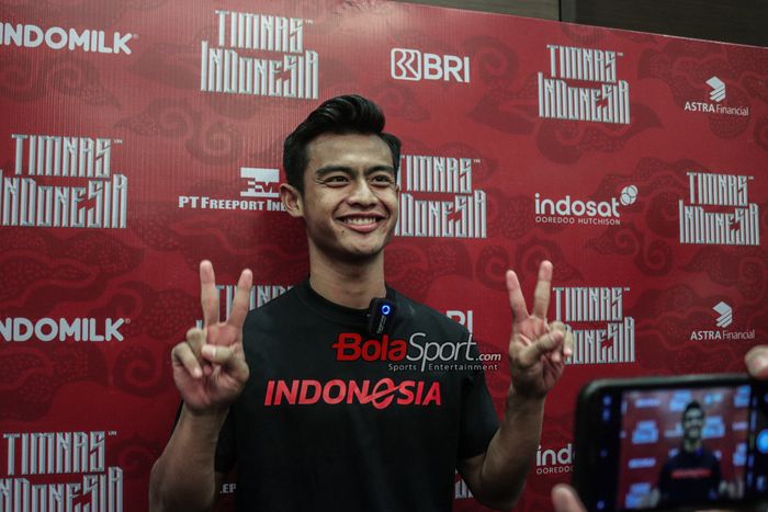 Pemain timnas Indonesia, Pratama Arhan, sedang memberikan keterangan kepada awak media di Hotel Fairmont, Senayan, Jakarta, Selasa (19/3/2024).