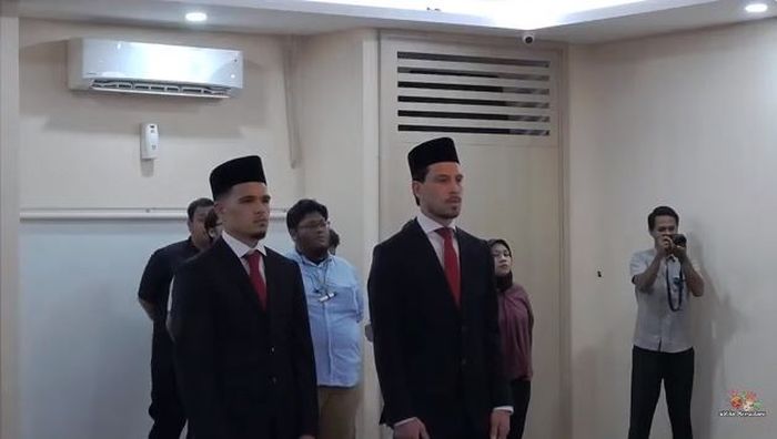 Thom Haye dan Ragnar Oratmangoen resmi menjadi WNI (Warga Negara Indonesia) usai mengucap sumpah di Kanwil Kemenkumham DKI Jakarta pada Senin (18/3/2024).