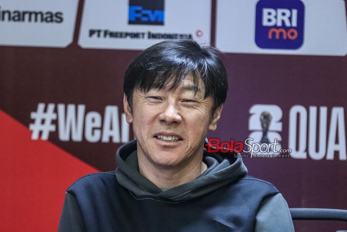 Pelatih timnas Indonesia, Shin Tae-yong, sempat tersenyum tertawa saat sedang memberikan keterangan kepada awak media di Media Center Stadion Utama Gelora Bung Karno, Senayan, Jakarta, Rabu (20/3/2024) siang.