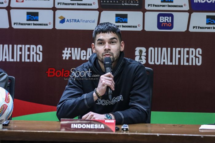 Pemain timnas Indonesia, Sandy Walsh, sedang memberikan keterangan kepada awak media di Media Center Stadion Utama Gelora Bung Karno, Senayan, Jakarta, Rabu (20/3/2024) siang.