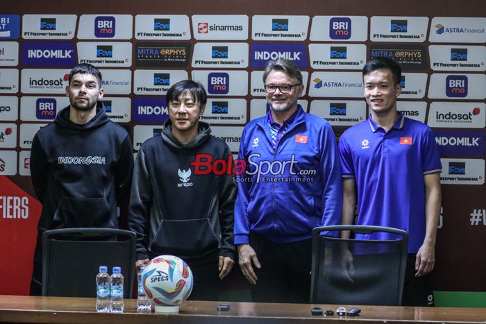 (Dari kiri ke kanan) Sandy Walsh (pemain timnas Indonesia, Shin Tae-yong (pelatih timnas Indonesi), Philippe Troussier (pelatih timnas Vietnam), dan Nguyen Hoang Duc (pemain timnas Vietnam) sedang berfoto bersama di Media Center Stadion Utama Gelora Bung Karno, Senayan, Jakarta, Rabu (20/3/2024) sia