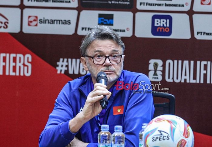 Pelatih timnas Vietnam, Philippe Troussier, sedang memberikan keterangan kepada awak media di Media Center Stadion Utama Gelora Bung Karno, Senayan, Jakarta, Rabu (20/3/2024) siang.