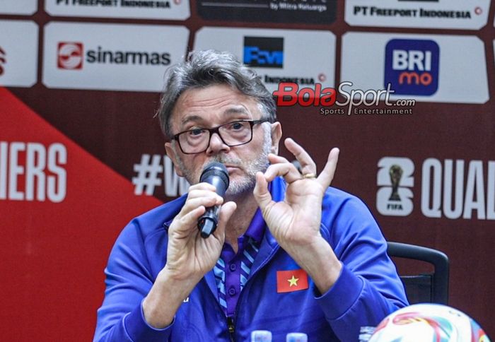 Pelatih timnas Vietnam, Philippe Troussier, sedang memberikan keterangan kepada awak media di Media Center Stadion Utama Gelora Bung Karno, Senayan, Jakarta, Rabu (20/3/2024) siang.