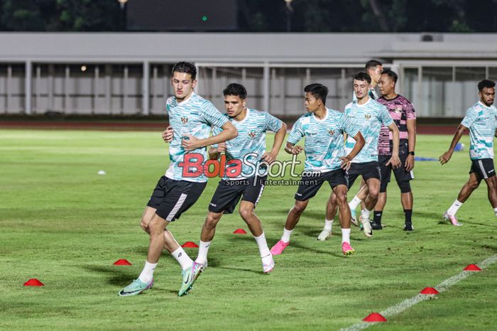 (Dari kiri ke kanan) Justin Hubner, Ragnar Oratmangoen, Edo Febriansah, Ivar Jenner dalam sesi latihan timnas Indonesia di Stadion Madya, Senayan, Jakarta, Rabu (20/3/2024) malam.