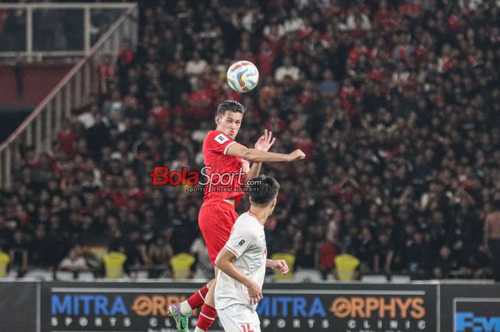 Justin Hubner (kiri) menyundul bola saat bertanding dalam Kualifikasi Piala Dunia 2026 antara Tmnas Indonesia dan Vietnam di Stadion Utama Gelora Bung Karno, Senayan, Jakarta, Kamis (21/3/2024).