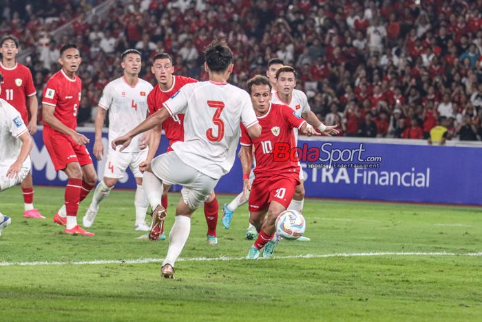 Egy Maulana Vikri (kanan) tampak akan menendang bola dalam laga grup F babak Kualifikasi Piala Dunia 2026 antara timnas Indonesia versus timnas Vietnam di Stadion Utama Gelora Bung Karno, Senayan, Jakarta, Kamis (21/3/2024).