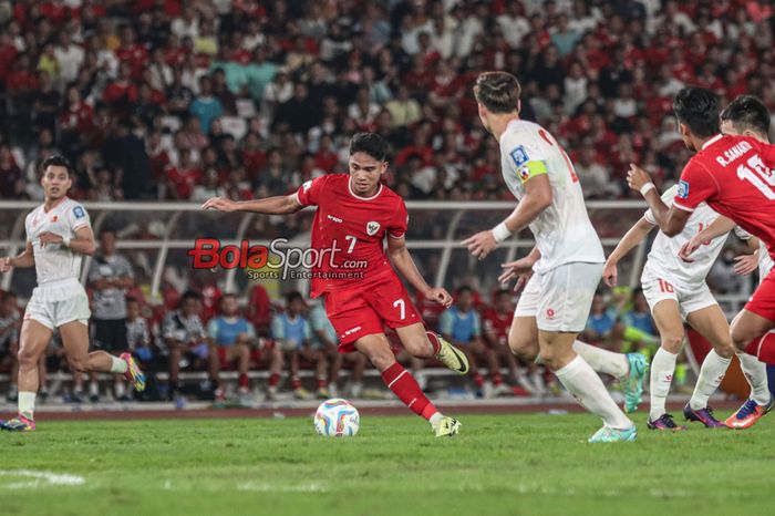 Marselino Ferdinan sedang menguasai bola dalam laga grup F babak Kualifikasi Piala Dunia 2026 antara timnas Indonesia versus timnas Vietnam di Stadion Utama Gelora Bung Karno, Senayan, Jakarta, Kamis (21/3/2024).