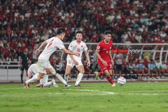 Marselino Ferdinan sedang menguasai bola dalam laga grup F babak Kualifikasi Piala Dunia 2026 antara timnas Indonesia versus timnas Vietnam di Stadion Utama Gelora Bung Karno, Senayan, Jakarta, Kamis (21/3/2024).