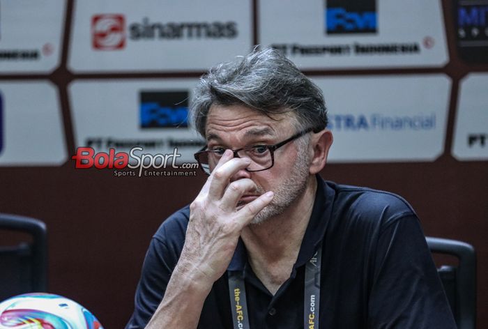 Pelatih timnas Vietnam, Philippe Troussier, saat hadir dalam sesi jumpa pers di Stadion Utama Gelora Bung Karno, Senayan, Jakarta, Kamis (21/3/2024).