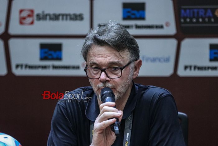 Pelatih timnas Vietnam, Philippe Troussier, saat hadir dalam sesi jumpa pers di Stadion Utama Gelora Bung Karno, Senayan, Jakarta, Kamis (21/3/2024).