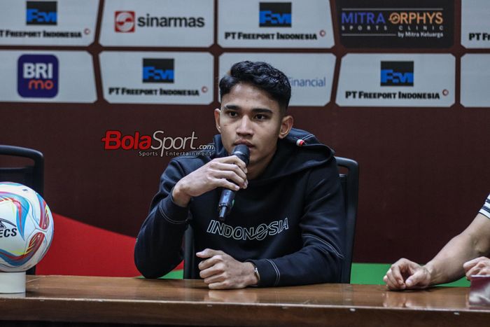 Pemain timnas Indonesia, Marselino Ferdinan, saat hadir dalam sesi jumpa pers di Stadion Utama Gelora Bung Karno, Senayan, Jakarta, Kamis (21/3/2024).