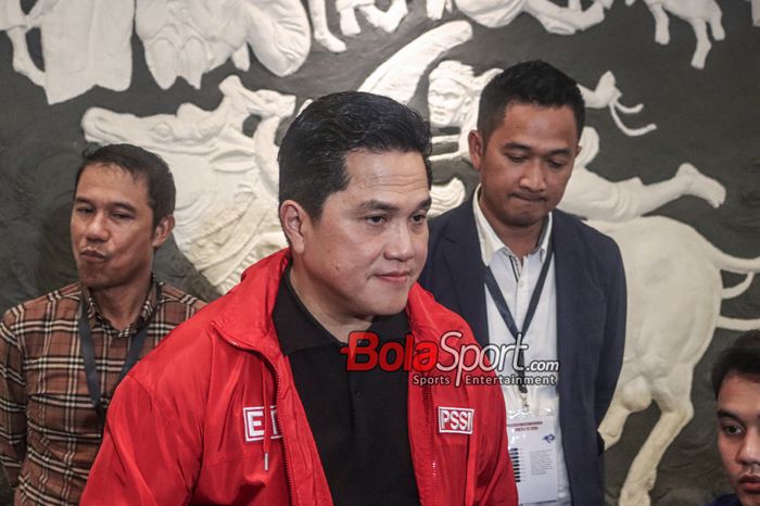 Ketua Umum PSSI, Erick Thohir, sedang memberikan keterangan kepada awak media di Stadion Madya, Senayan, Jakarta, Jumat (22/3/2024) malam.