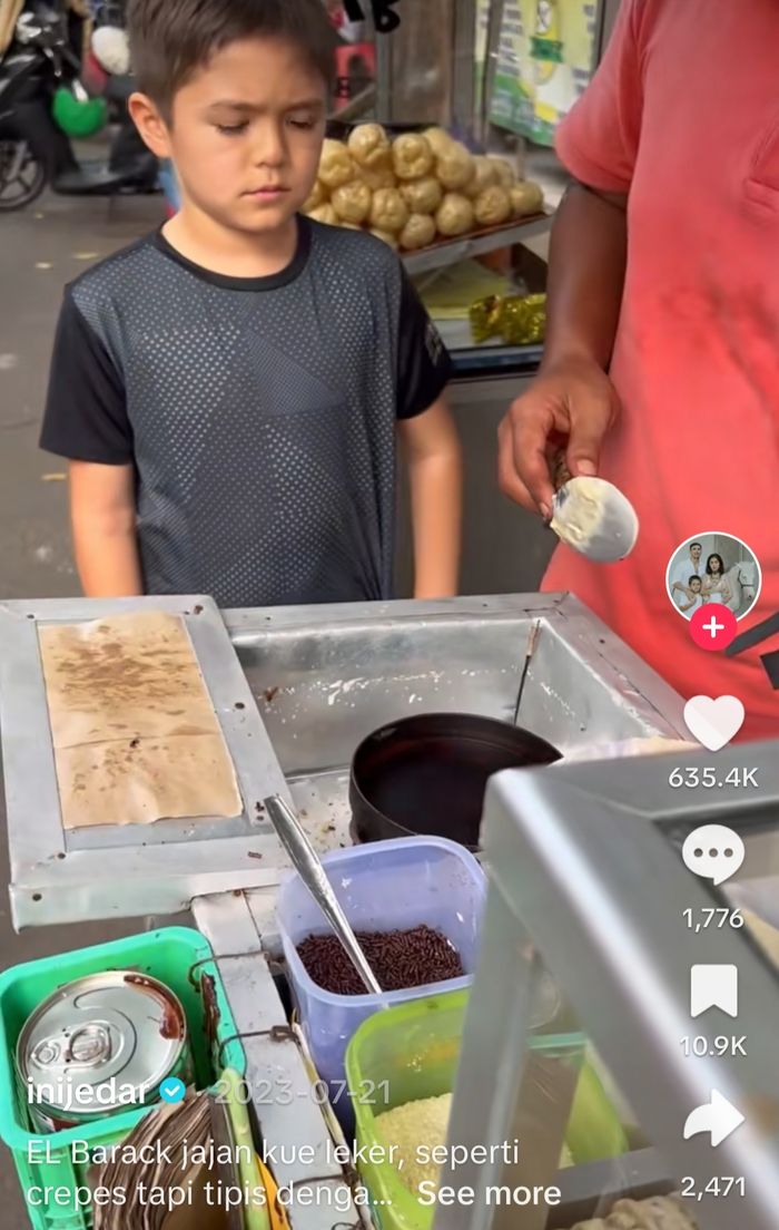 El Barack Alexander jajan kue leker.