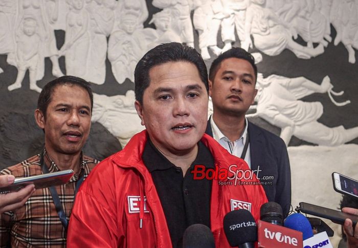 Ketua Umum PSSI, Erick Thohir, sedang memberikan keterangan kepada awak media di Stadion Madya, Senayan, Jakarta, Jumat (22/3/2024) malam.