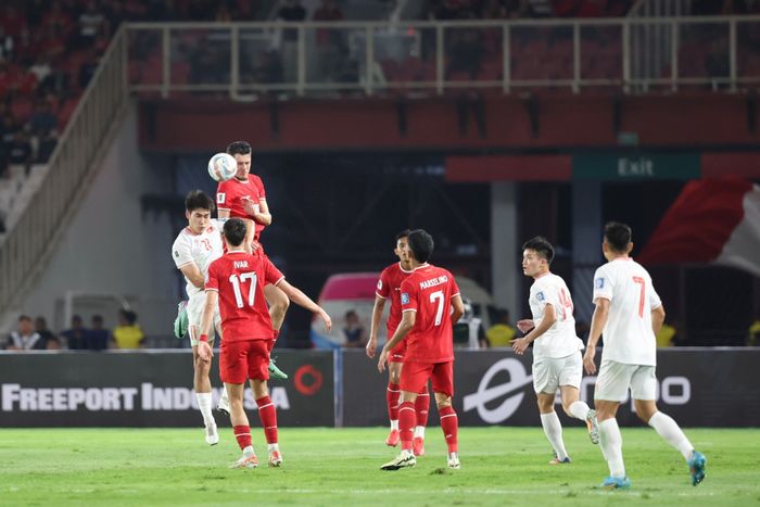 Aksi Justin Hubner saat laga timnas Indonesia Vs Vietnam pada Kualifikasi Piala Dunia 2026 di Stadion Utama Gelora Bung Karno (SUGBK), Jakarta, Kamis (21/3/2024).