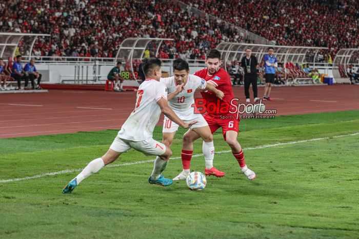 Sandy Walsh (kanan) sedang berebut bola dalam laga grup F babak Kualifikasi Piala Dunia 2026 antara timnas Indonesia versus timnas Vietnam di Stadion Utama Gelora Bung Karno, Senayan, Jakarta, Kamis (21/3/2024).