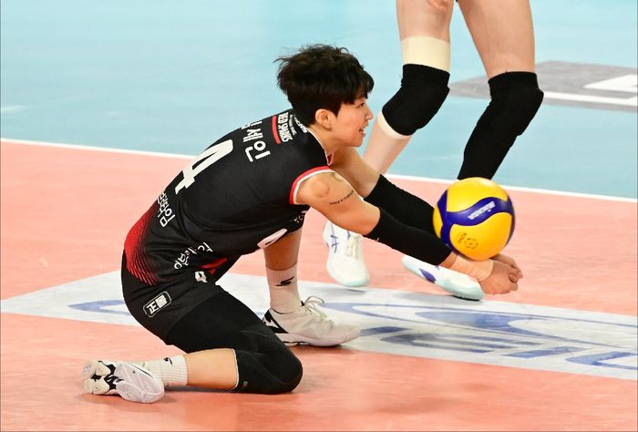 Outside hitter Daejeon JungKwanJang Red Sparks, Kim Se-in, meraih MVP saat mengalahkan Incheon Heungkuk Life Pink Spiders pada playoff kedua Liga Voli Korea, Minggu, 24 Maret 2024