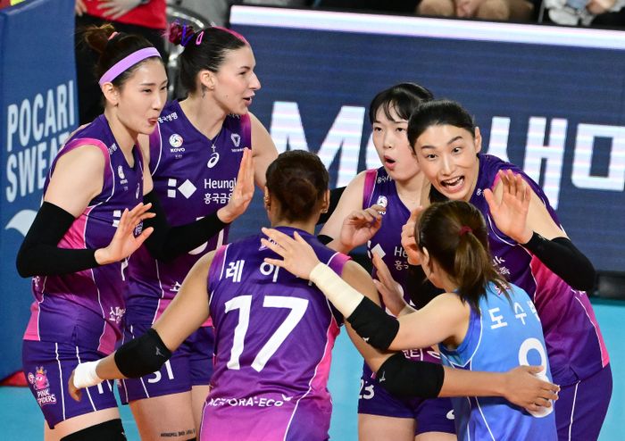 Para pemain Incheon Heungkuk Life Pink Spiders saat menghadapi Daejeon JungKwanJang Red Sparks dalam lanjutan playoff Liga Voli Korea. Tampak dalam gambar Kim Yeon-koung (paling kanan), Willow Johnson (2 dari kiri) serta Reina Tokoku (no 17).