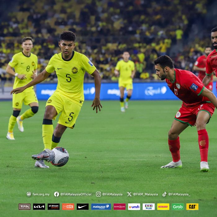 Aksi Azam Azmi saat laga Malaysia Vs Oman di Stadion Bukit Jalil, Kuala Lumpur, Selasa (26/3/2024).