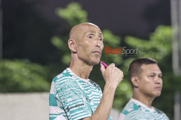 Pelatih timnas wanita U-17 Indonesia, Satoru Mochizuki, sedang memantau para pemainnya berlatih di Lapangan A, Senayan, Jakarta, Rabu (27/3/2024) malam.