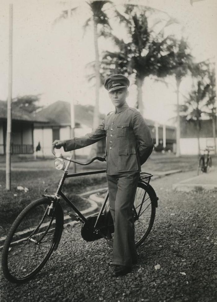 Tentara KNIL dengan sepeda ontel di pos militernya semasa Hindia Belanda pada 1938. Sepeda tidak hanya digunakan masyarakat, namun juga digunakan kalangan militer untuk patroli.