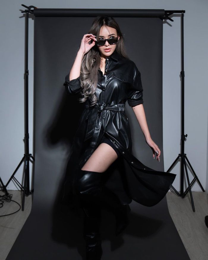 Gaya kece serba hitam ala Amanda Manopo.